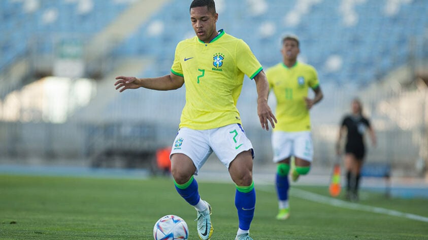 Atacante:  Vitor Roque (Athletico-PR), 17 anos - Outra jovem promessa do futebol brasileiro. Se destacou na grande temporada do Athletico-PR em 2022 e ganhou espaço na seleção sub-20, mesmo com apenas 17 anos.
