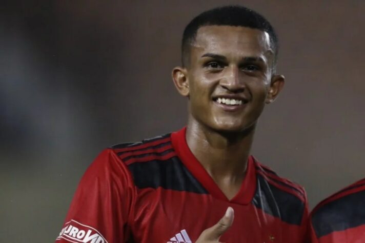 ESFRIOU - O Flamengo fechou as portas ao Barcelona pelo empréstimo do jovem lateral Wesley, das categorias de base. Os catalães ofereceram 1 milhão de euros (R$ 5 milhões), mas tiveram a proposta recusada pelo Rubro-Negro, que pediu o dobro. Vítor Pereira participou das negociações, por se tratar de uma posição "carente" no elenco. 