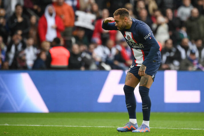 Neymar comemorando gol dele na partida. O gol deixou o PSG na frente em 2 a 0.