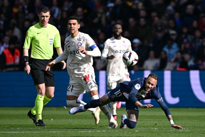 O camisa 10 do PSG deverá fazer exames mais detalhados ainda neste domingo, para saber a gravidade da problema.