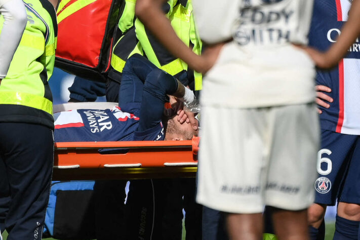 Neste domingo, no jogo PSG x Lille, o atacante Neymar sofreu uma lesão no tornozelo direito após receber uma pancada do volante português André Gomes. O brasileiro saiu de campo chorando, de maca. O problema é no mesmo local que Neymar se machucou durante a Copa do Mundo do Qatar. Veja imagens do lance e do atendimento a Neymar.