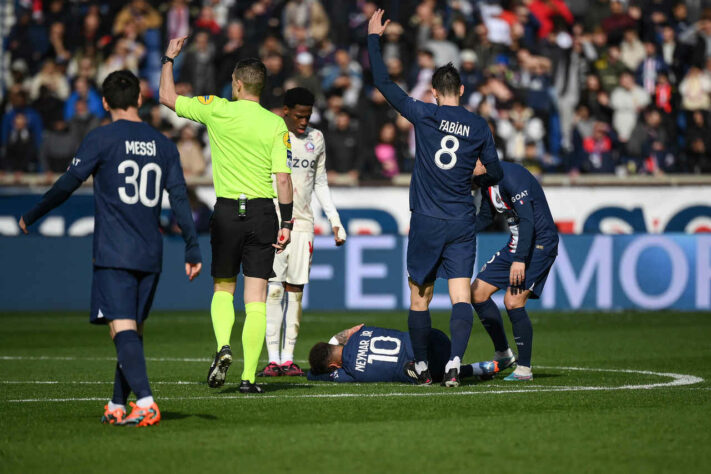 Sobre a lesão durante a Copa do Mundo, Neymar se machucou na estreia da Seleção Brasileira, no dia 24 de novembro. Após isso, só voltou a campo nas oitavas de final, no dia 5 de dezembro, contra a Coreia do Sul.