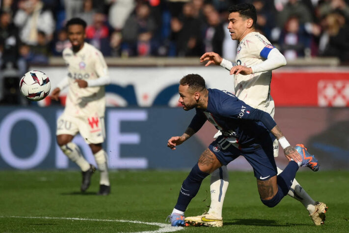 A partida, válida pelo Campeonato Francês, acabou em 4 a 3 para o PSG, com Messi marcando o gol da vitória aos 50 minutos do segundo tempo. O problema com Neymar aconteceu no começo do segundo tempo, quando a partida estava 2 a 1 para o PSG.