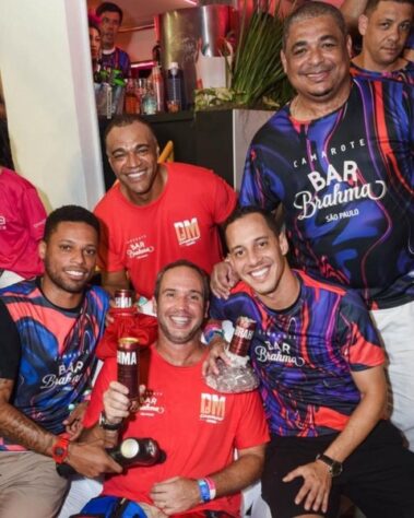 Relembre algumas personalidades do esporte que curtiram o primeiro dia de carnaval em São Paulo.