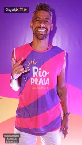 Léo Moura, que fez história com a camisa do Flamengo, marcou presença no carnaval carioca.
