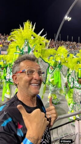 Ídolo do Corinthians, o apresentador Craque Neto aproveitou para assistir as agremiações no Sambódromo do Anhembi.