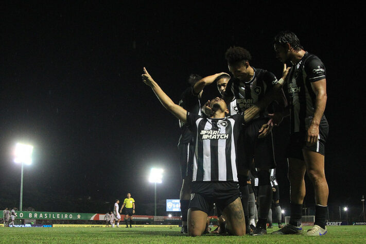 Com gols de Tiquinho Soares e Lucas Piazon, Botafogo venceu Bangu por 2 a 0 no Luso Brasileiro. A partida foi válida pelo Campeonato Carioca. Novamente, Víctor Sá foi um dos destaques da equipe alvinegra. Confira as notas do L! (Por João García)