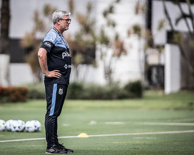 Odair Hellmann vestiu o novo uniforme especial para a comissão técnica. Mesmo no calor, ele preferiu utilizar uma calça.