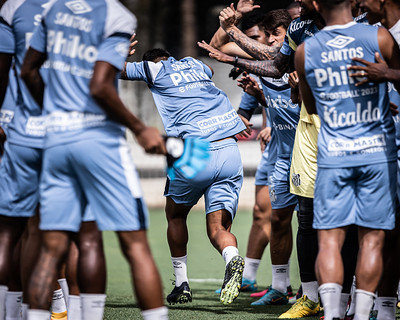 Jogadores do Peixe realizaram as atividades do treinamento com a nova coleção da Umbro.