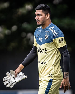 João Paulo com o novo uniforme de goleiros do Peixão