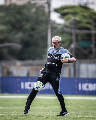 Os membros da comissão técnica do Santos usaram a nova linha de roupas.