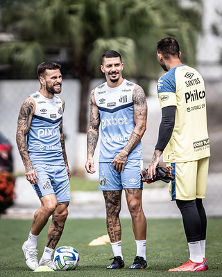 O Santos estreou no treino desta terça-feira (21) os novos uniformes de treino. Com versões diferentes para goleiros, jogadores de linha e comissão técnica, a coleção conta com regatas, calças, camisetas e bastante diversidade de peças. Confira a seguir as imagens do treinamento!