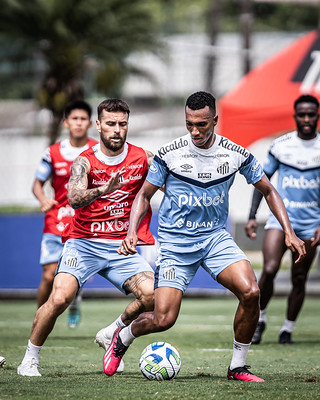 Jogadores do Peixe realizaram as atividades do treinamento com a nova coleção da Umbro.