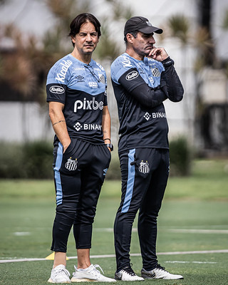 Os membros da comissão técnica do Santos usaram a nova linha de roupas.