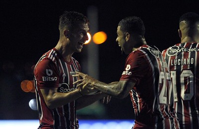 São Paulo garante vaga na quartas - 21/02: o time de Rogério Ceni venceu o São Bento fora de casa por 3 a 0 e garantiu classificação para a fase mata-mata do Paulistão. Galoppo foi o destaque do time mais uma vez, marcando o primeiro gol do Tricolor. 