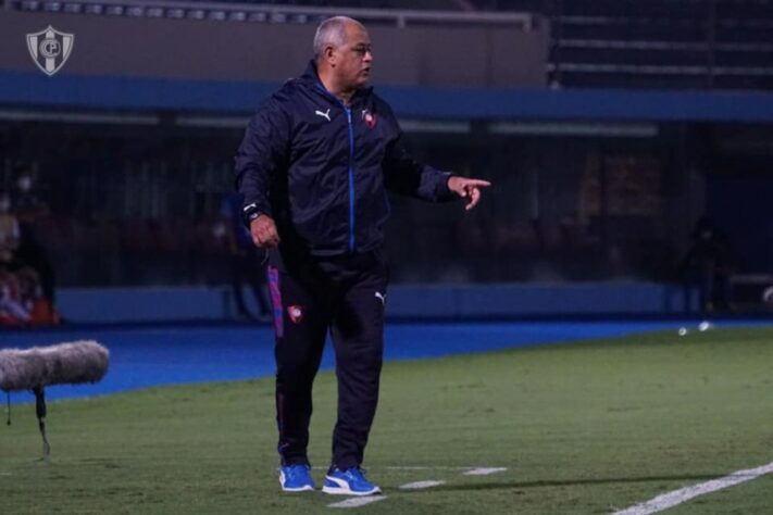 FECHADO - O Cerro Porteño (PAR) demitiu o treinador Francisco Arce, que era comandante da equipe desde 2020. A decisão pegou o elenco de surpresa, já que o time começou a temporada com uma vitória e um empate. O clube agradeceu os serviços prestados.