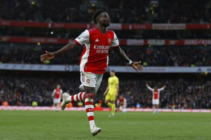 ESQUENTOU - O Arsenal está perto de renovar o contrato do atacante Bucayo Saka. Segundo o "Daily Mail", os Gunners avançaram no acordo. O tempo do vínculo não foi divulgado, mas o acordo gira em torno de 10 milhões de libras (R$ 61 milhões) por ano. 