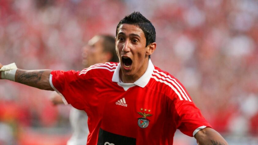 Depois de se destacar no Mundial sub-20 de 2007, Di Maria foi contratado pelo Benfica ainda muito jovem. Coincidência ou não, seu desenvolvimento completo só aconteceu nas mãos de Jorge Jesus, onde o atacante argentino se transformou em um grande garçom e foi despertando a atenção de gigantes da Europa. Antes de sair do Benfica, Di Maria ganhou um Campeonato Português (2009/2010) e duas Copas da Liga (2008/2009 e 2009/2010). 