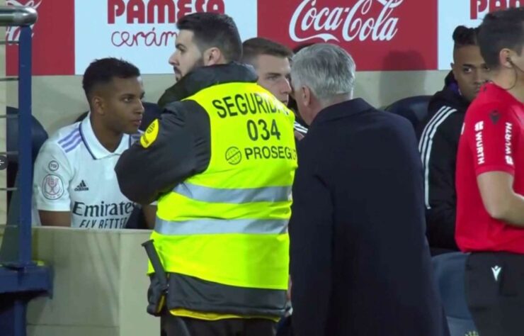 Recentemente, câmeras de televisão flagraram uma bronca de Ancelotti em Rodrygo (foto), que não o cumprimentou após ser substituído. Esse fato não indica uma má relação do treinador com seus atletas, mas mostra que o vestiário está sentindo a pressão dos tropeços. Desta forma, o mau desempenho do time, junto da derrota na Supercopa e à distância grande para o Barcelona em 'La Liga', tornam o Mundial deste ano praticamente uma obrigação. Se a primeira chance de levantar um troféu na temporada já foi desperdiçada, perder a segunda pode se tornar um desastre. 