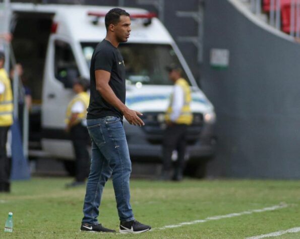 ESQUENTOU - Apesar da pressão ter aumentado após a derrota do Corinthians para o Remo, no jogo de ida da terceira fase da Copa do Brasil, o treinador Fernando Lázaro segue prestigiado pela direção do clube alvinegro. O entendimento é que a equipe vinha mostrando evolução no início da temporada e que resultados ruins foram deslizes que não apagam o trabalho.