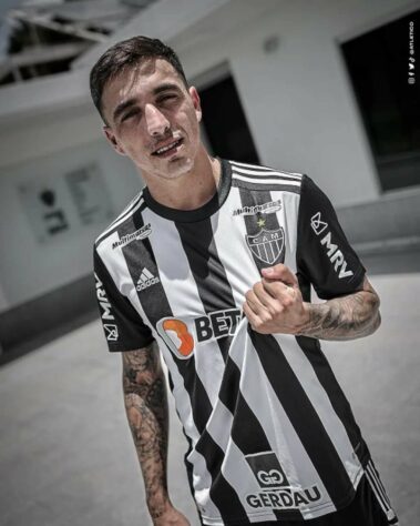 FECHADO - Outro anunciado pelo Atlético-MG é o lateral-direito Renzo Saravia, de 29 anos. O argentino foi um pedido do técnico Eduardo Coudet e terá contrato de produtividade com o Galo. O acordo é válido até julho de 2023, com possibilidade de renovação até o fim de 2024 em caso de metas batidas.