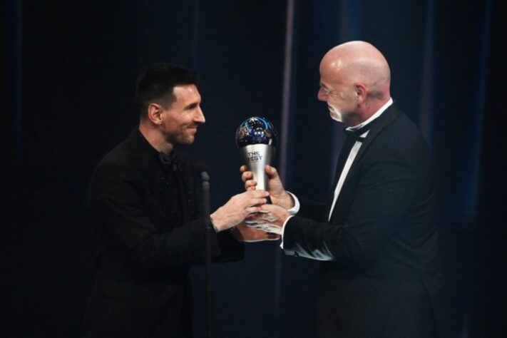 Deu a lógica! Lionel Messi foi eleito o melhor jogador do Mundo na premiação 'The Best', da FIFA. Assim, o argentino conquistou seu sétimo prêmio com a chancela da entidade máxima do futebol ao superar seu companheiro de PSG, Kylian Mbappé, e o craque francês Karin Benzema. Relembre a seguir todos os jogadores que já conquistaram o prêmio desde 1991, quando foi entregue pela primeira vez.