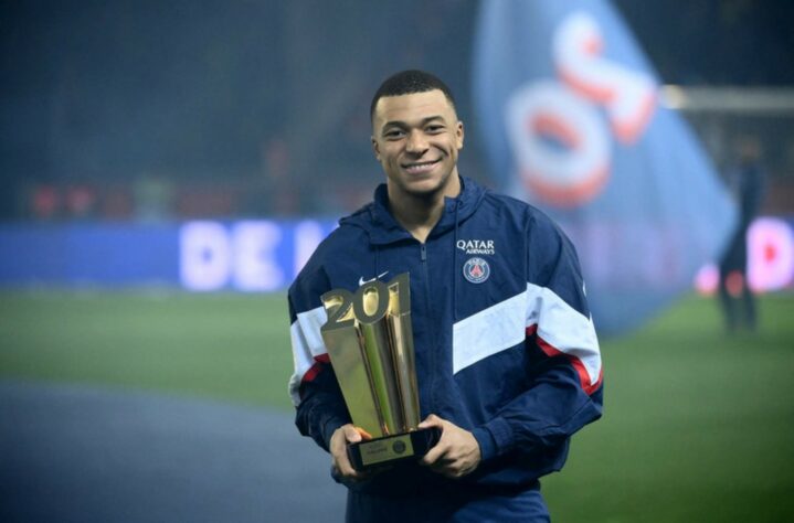 Mbappé - PSG - Com o gol diante do Nantes neste final de semana, Mbappé ultrapassou Cavani como maior artilheiro da história do PSG, ao marcar seu gol de número 201 pelo clube. O francês, de apenas 24 anos, precisou de 246 jogos para superar os números do uruguaio. 