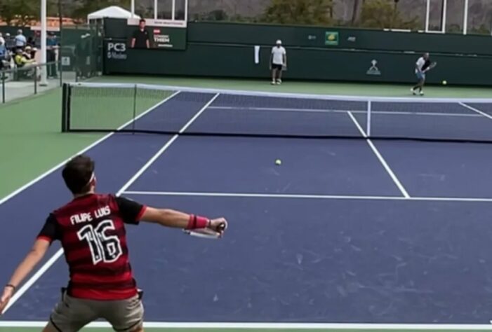 Dominic Thiem já havia vestido a camisa do Flamengo em outra oportunidade. O tenista recebeu a visita do lateral-esquerdo Filipe Luís, em um dos treinos para o Masters 1.000 de Indian Wells, nos Estados Unidos. Durante o treinamento, o austríaco vestiu a camisa do Rubro-Negro, com o número 16 de Filipe.