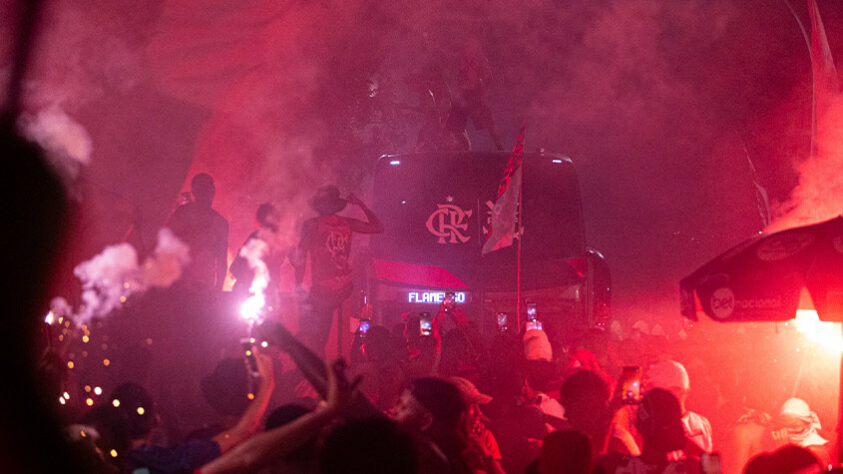 AEROFLA: veja fotos da festa da torcida rubro-negra no embarque do Flamengo para o Mundial de Clubes.