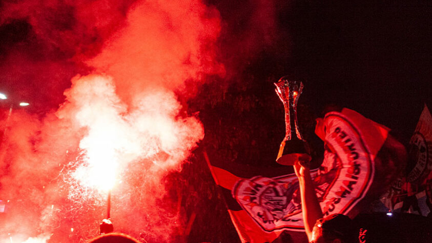 AEROFLA: veja fotos da festa da torcida rubro-negra no embarque do Flamengo para o Mundial de Clubes.