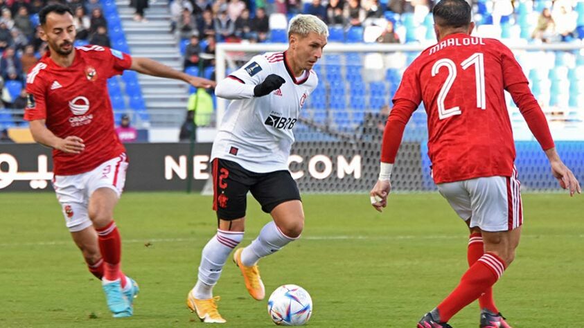 Varela foi uma das novidades do Flamengo contra o Al Ahly e logo no início do jogo sofreu um pênalti que precisou do auxílio do VAR para ser marcado.