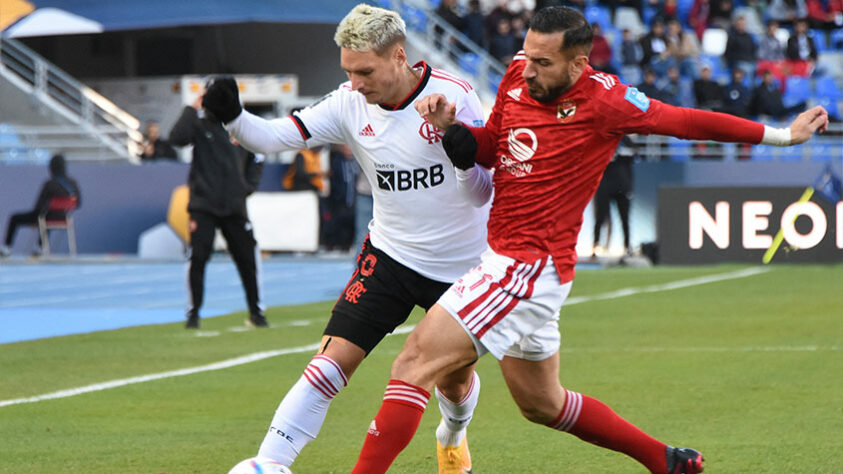 Varela e Mahmoud Kahraba em disputa de bola na lateral do campo.