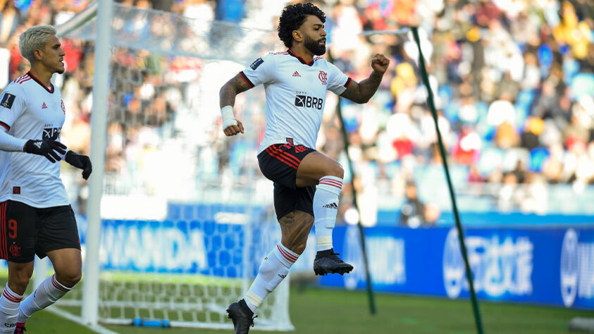 Em outra bela cobrança, o camisa 10 deslocou o goleiro e recolocou o Flamengo em vantagem na partida. Flamengo 3x2 Al Ahly.