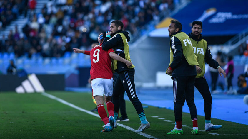 AL AHLY - Soube aproveitar os espaços oferecidos pela defesa do Flamengo, mas teve problemas defensivos demais. No fim, a expulsão fez a diferença para a derrota. 