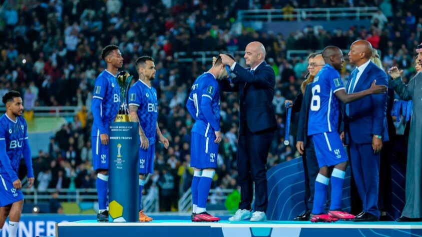 Momento em que os jogadores do Al Hilal recebem a premiação do Mundial de Clubes.