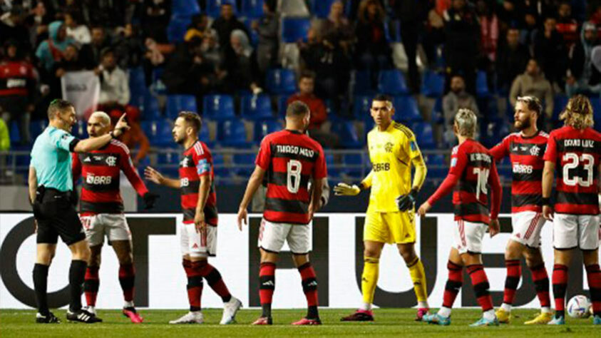 Todo o time do Flamengo reclama com o árbitro romeno Istvan Kovacs após a marcação do pênalti cometido por Matheuzinho. 