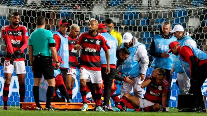 O atendimento médico ao zagueiro flamenguista estendeu o segundo tempo por mais alguns minutos, dando esperança à torcida rubro-negra. 