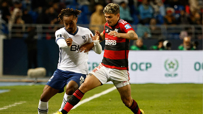 Ayrton Lucas e André Carrillo, meio-campista peruano, disputam uma bola na lateral do campo. 