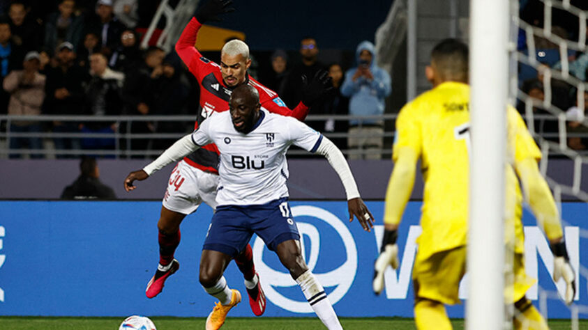 O lateral-direito Matheuzinho teve muitas dificuldades na defesa. Na imagem, o jogador enfrenta o atacante Marega, destaque do time saudita. 