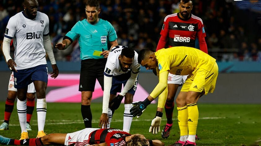 No fim da partida, David Luiz foi atingido com um voleio do adversário e acabou ficando no chão. 