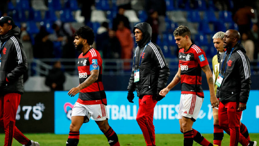 O Flamengo perdeu por 3 a 2 para o Al Hilal (da Arábia Saudita) e foi eliminado do Mundial de Clubes na semifinal. O resultado inesperado veio com boas doses de drama: gol tomado no início da partida, expulsão e uma defesa muito exposta aos contra-ataques do adversário. Nesta galeria, veja o duelo entre Flamengo x Al Hilal em imagens. 