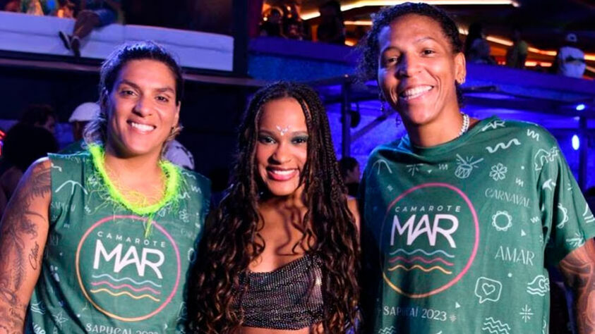 Nadadora olímpica, Ana Marcela (E) posou para foto com a ginasta campeã mundial Rebeca Andrade (C) e com a judoca Rafaela Silva no carnaval do Rio de Janeiro.