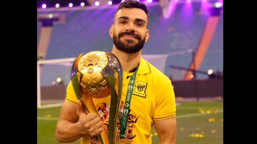 Bruno Henrique (33 anos) - Posição: meio-campista - Clube: Al-Ittihad