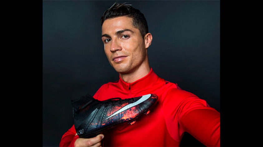 Cristiano Ronaldo assinou contrato vitalício com a Nike em 2016