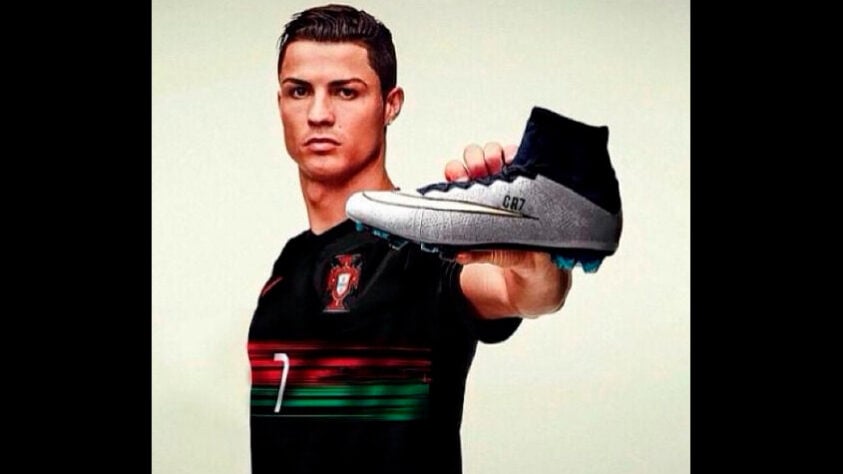 Antes de garantir o vínculo com a empresa de material esportivo pelo resto da vida, Cristiano Ronaldo já era patrocinado pela Nike desde 2003, quando completou 18 anos.
