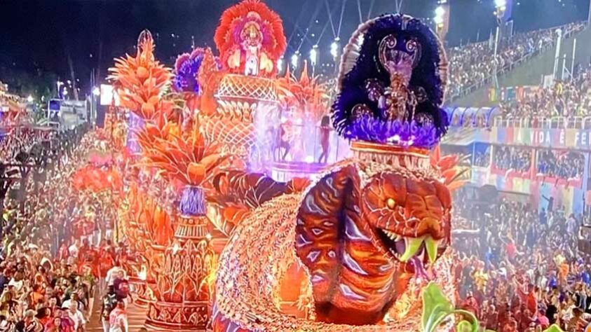 As festividades do carnaval seguem com tudo! A grande folia querida pelos brasileiros está no quarto dia de realização nos sambódromos de São Paulo e do Rio de Janeiro. Além disso, Salvador, na Bahia, também foi um dos destinos escolhidos por personalidades do esporte. Veja na galeria a seguir!