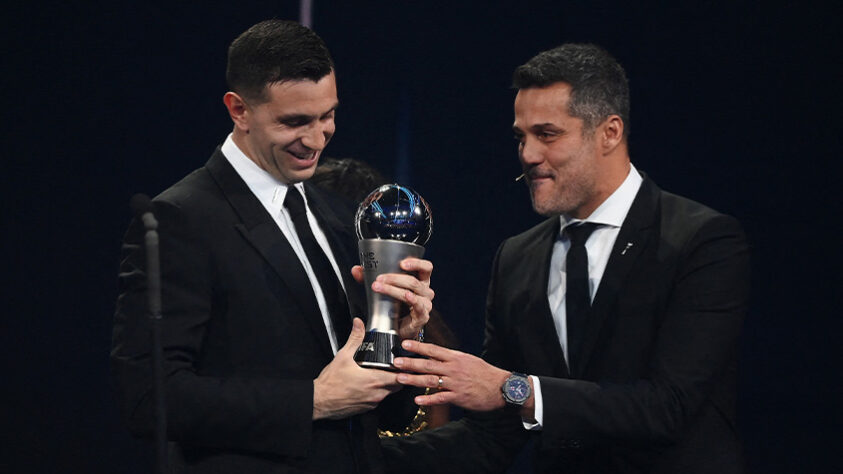 Dibu Martínez, campeão da Copa com a Argentina, foi eleito o melhor goleiro do mundo na temporada. O brasileiro Júlio César entregou o troféu.