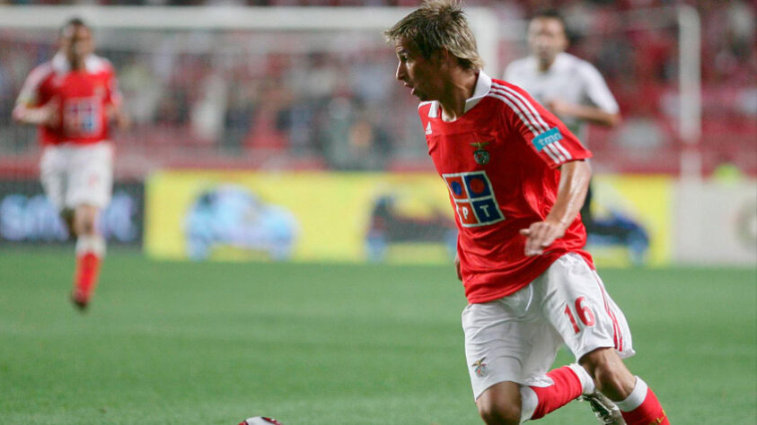 Coentrão começou a carreira como ponta-esquerda, mas foi novamente sob a batuta de Jorge Jesus que o lateral teve sua carreira transformada, adaptado à lateral-esquerda. Na temporada 2009/2010, sua primeira na nova posição, foi eleito o jogador revelação do campeonato. Pelos 'encarnados', faturou a liga de 2009/2010 e as Copas da Liga de 2009/2010 e 2010/2011.