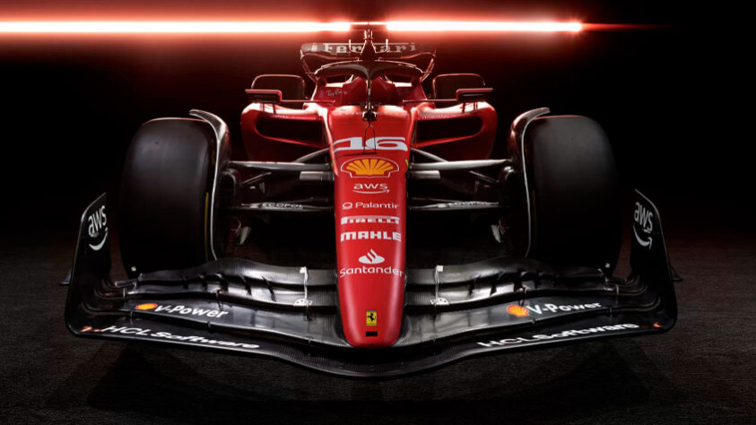 A Ferrari, dos pilotos Carlos Sainz e Charles Leclerc, escolheu uma data sugestiva: o Valentine’s Day. A equipe lançou seu modelo rubro-negro, o SF-23.