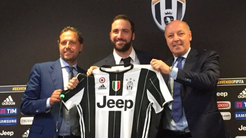 16º lugar: Gonzalo Higuaín (atacante - argentino): Do Napoli (ITA) para a Juventus (ITA) por 90 milhões de euros.